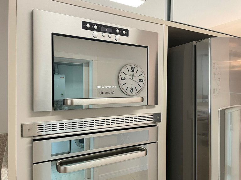 Meia Praia Rua 292 3 Suítes próximo Mar AT007