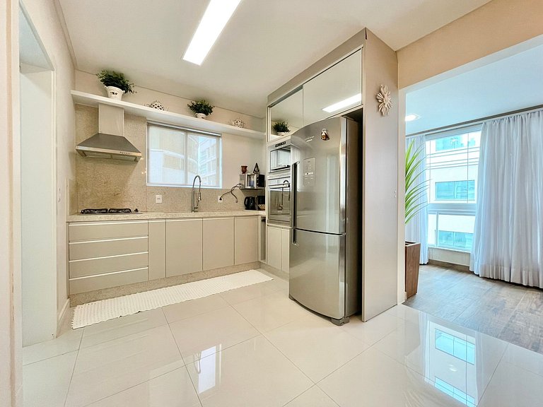 Meia Praia Rua 292 3 Suítes próximo Mar AT007