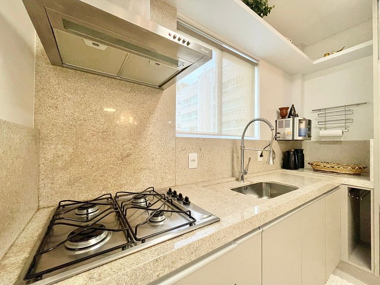 Meia Praia Rua 292 3 Suítes próximo Mar AT007