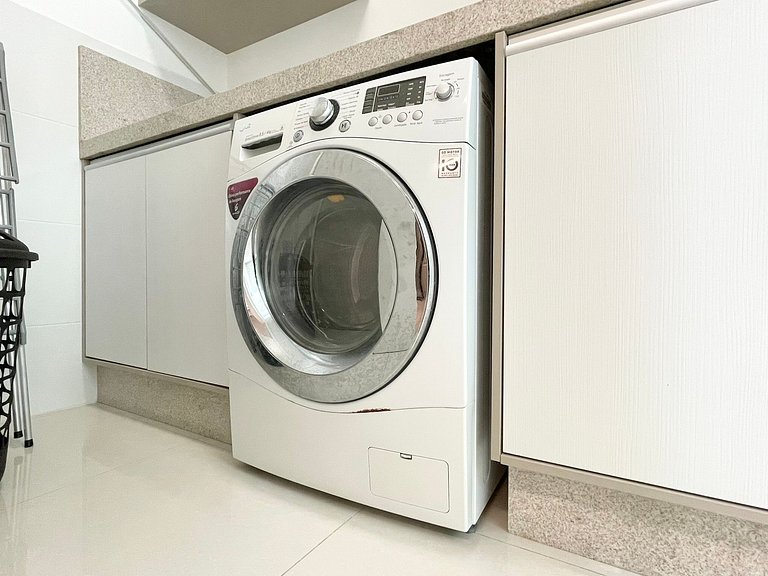 Meia Praia Rua 292 3 Suítes próximo Mar AT007