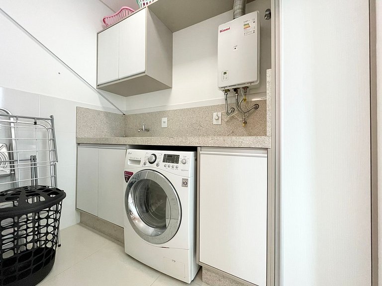 Meia Praia Rua 292 3 Suítes próximo Mar AT007