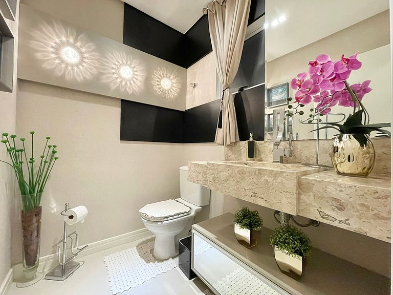 Meia Praia Rua 292 3 Suítes próximo Mar AT007