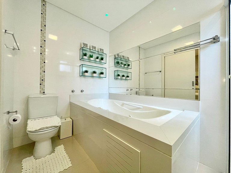 Meia Praia Rua 292 3 Suítes próximo Mar AT007