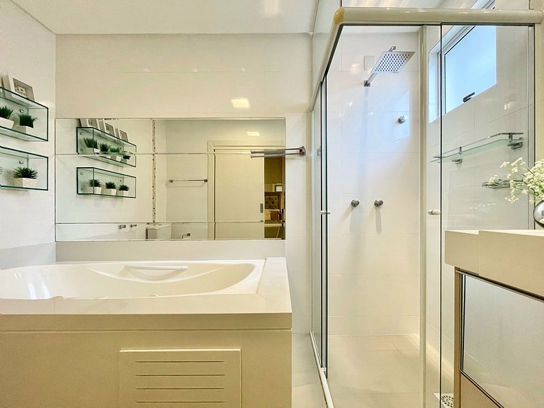 Meia Praia Rua 292 3 Suítes próximo Mar AT007