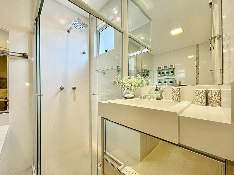 Meia Praia Rua 292 3 Suítes próximo Mar AT007