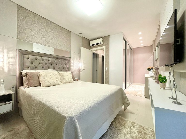 Meia Praia Rua 292 3 Suítes próximo Mar AT007