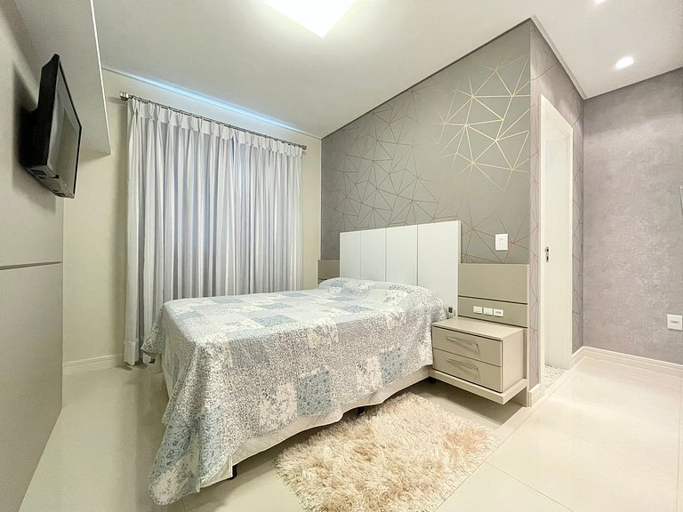 Meia Praia Rua 292 3 Suítes próximo Mar AT007