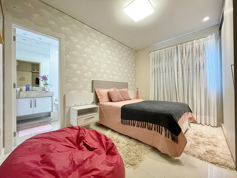 Meia Praia Rua 292 3 Suítes próximo Mar AT007