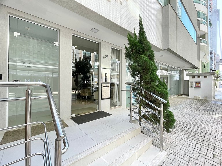 Meia Praia Rua 292 3 Suítes próximo Mar AT007