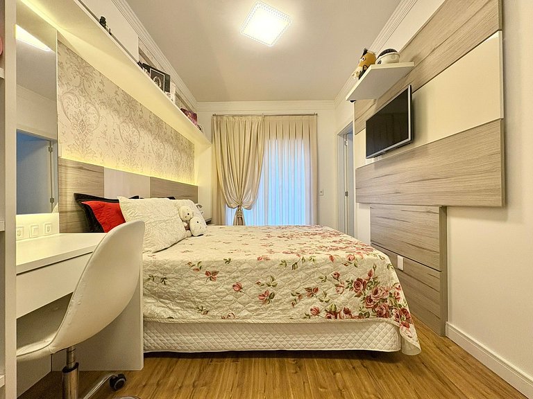 Meia Praia Itapema Rua 247 Pé na Areia 4 Suítes AT008