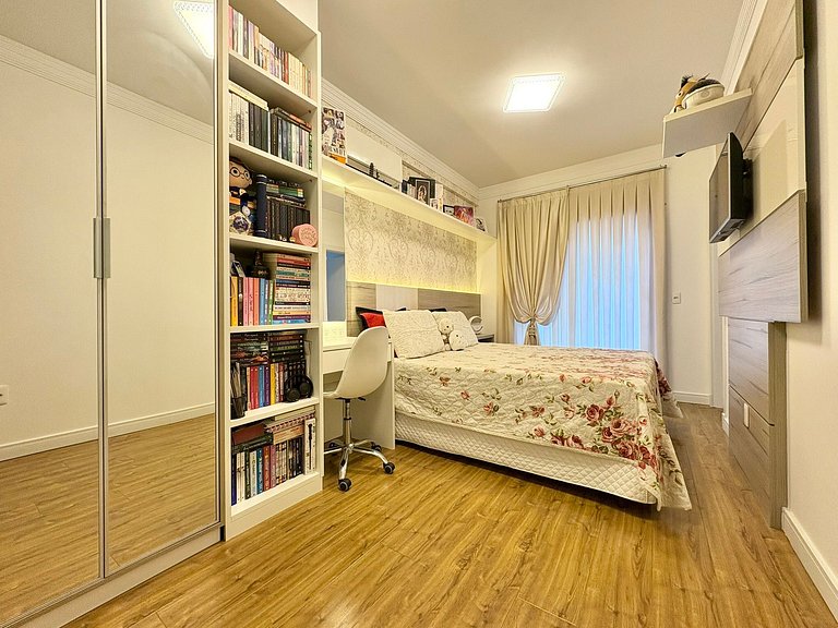 Meia Praia Itapema Rua 247 Pé na Areia 4 Suítes AT008