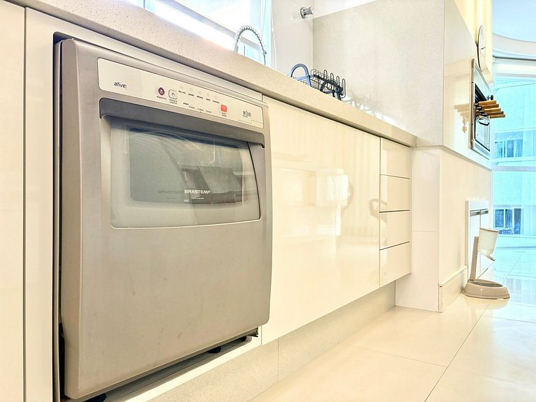 Meia Praia Itapema Rua 247 Pé na Areia 4 Suítes AT008