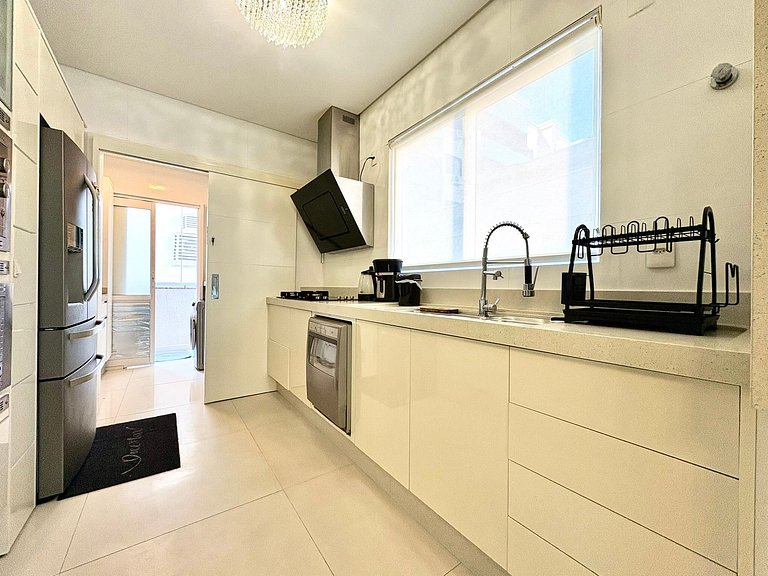 Meia Praia Itapema Rua 247 Pé na Areia 4 Suítes AT008