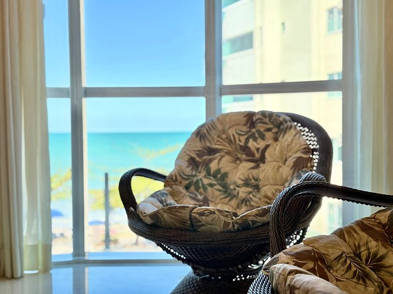 Meia Praia Itapema Rua 247 Pé na Areia 4 Suítes AT008