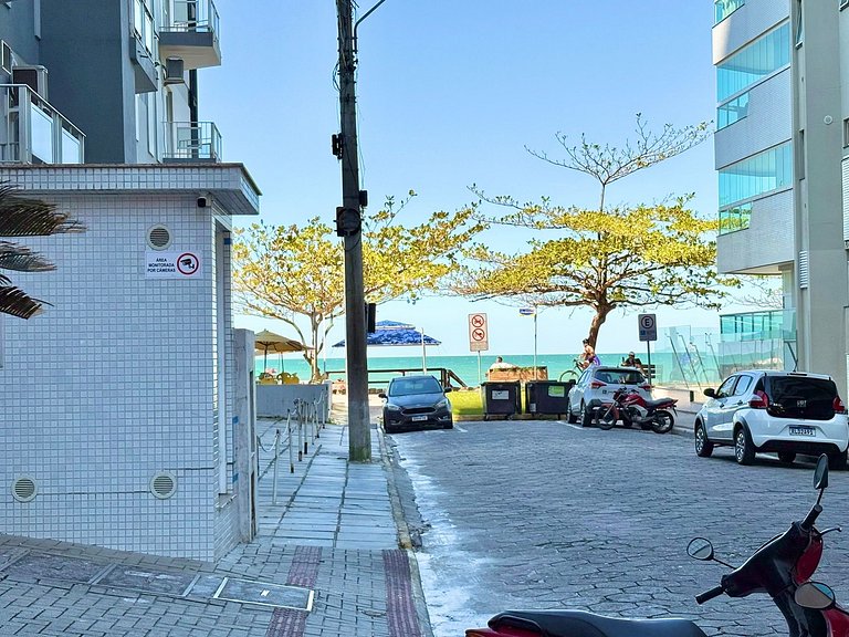 Meia Praia Itapema Rua 247 Pé na Areia 4 Suítes AT008