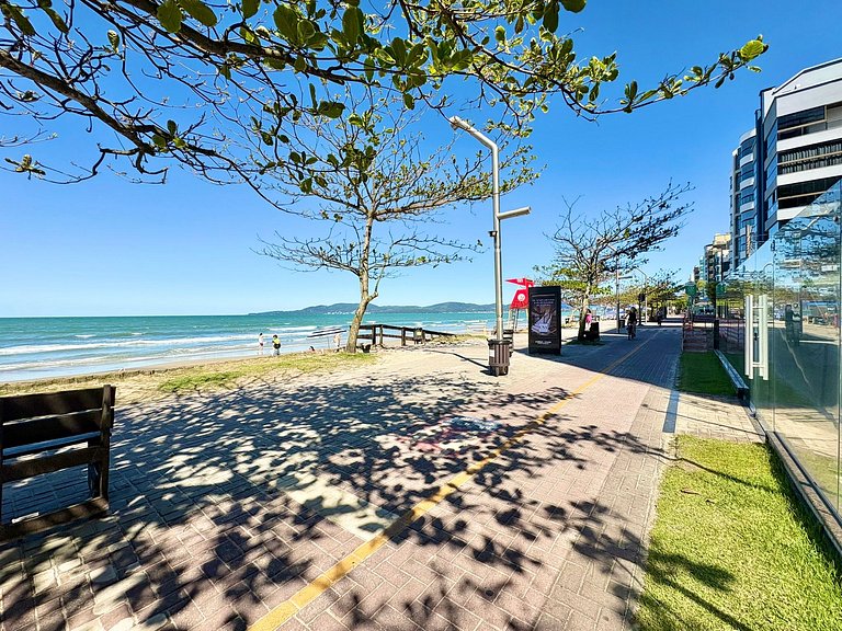 Meia Praia Itapema Rua 247 Pé na Areia 4 Suítes AT008