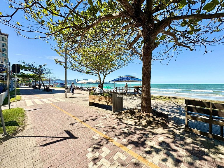 Meia Praia Itapema Rua 247 Pé na Areia 4 Suítes AT008