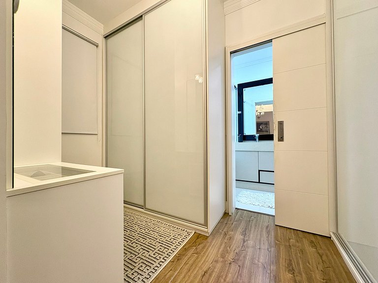 Meia Praia Itapema Rua 247 Pé na Areia 4 Suítes AT008