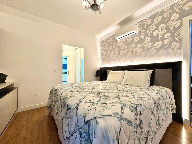 Meia Praia Itapema Rua 247 Pé na Areia 4 Suítes AT008